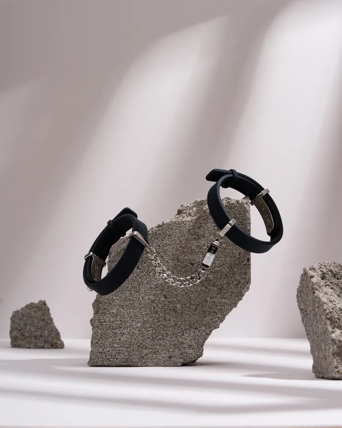 Anal CRAVE CRAVE ID CUFFS BLACK SILICONE SILVER Anal CRAVE CRAVE ID CUFFS BLACK SILICONE SILVER